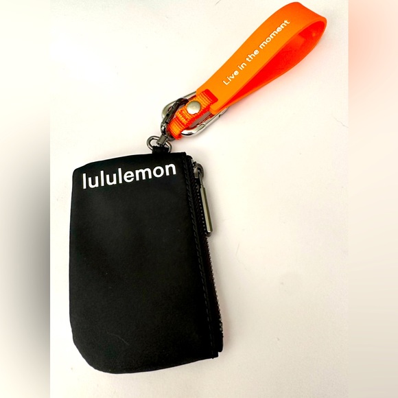 BNWOT Black w/white Lululemon sm clippable pouch & silicone clippable keychain - Picture 4 of 10